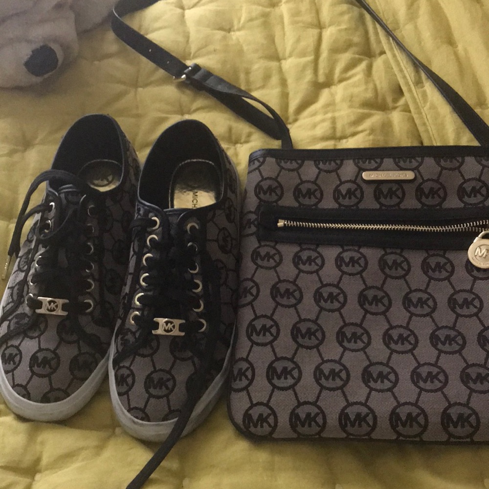 sneakers size 9